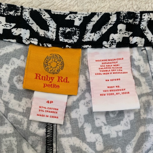 Ruby Rd. Black & White Capri Pants Size 4P - Picture 13 of 13